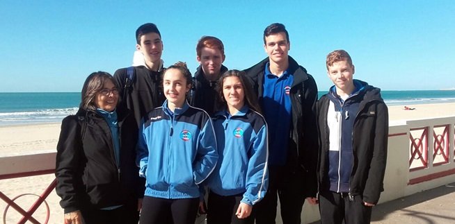 Los jóvenes nadadores junto a su entrenadora en Cádiz/C.N.T.